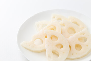 皿に乗ったれんこんの半月切り　白バック