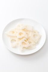 皿に乗った蓮根のいちょう切り　白バック