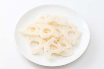 皿に乗ったれんこんにイチョウ切り　白バック