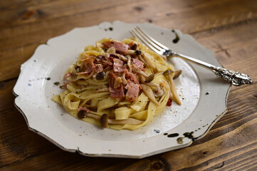 フェットチーネのきのこペペロンチーノ