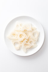 皿に乗った蓮根の銀杏切り　白バック