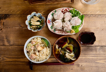 鮭の炊き込みご飯と焼売の食卓