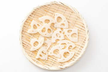 笊に乗った蓮根の銀杏切り　白バック