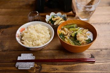 カブとシラスの炊き込みご飯のある食卓