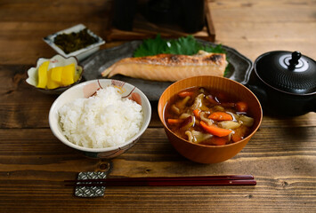 一汁二菜の食卓