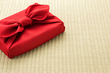 畳の上に置かれた風呂敷包の手土産