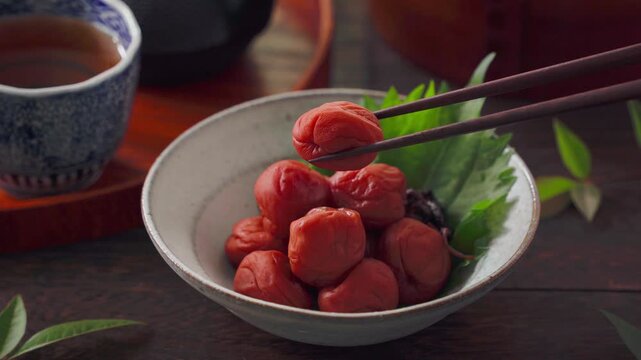 梅干しの小鉢｜和食の定番漬物・保存食