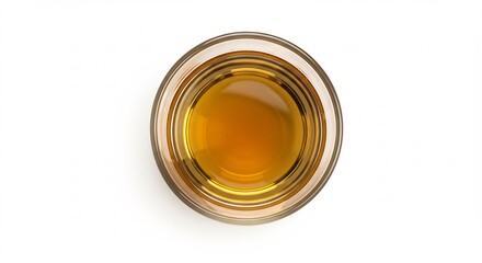 투명한 유리잔에 담긴 황금빛 액체, 깨끗한 배경