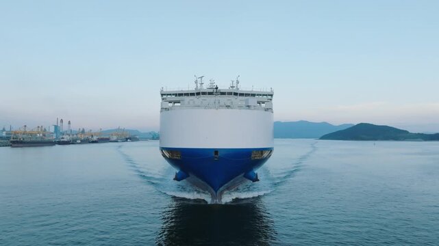 Front aerial view of a large car carrier transport ship cruising on the sea. 바다 위를 항해하는 대형 자동차 운반선.