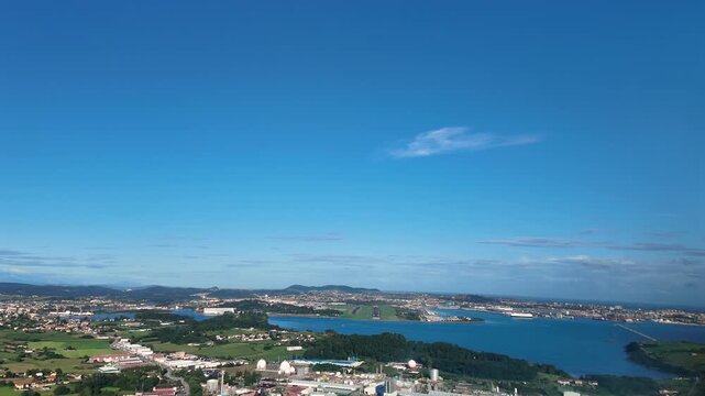 Pilot&rsquo;s eyes FPV view of an accelerated x4 approach to Santander airport runway. Complete approach and landing sequence.