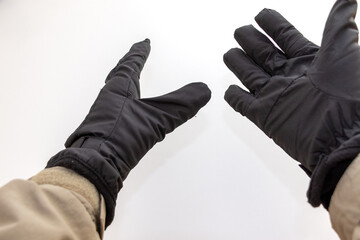 黒の手袋をはめた手