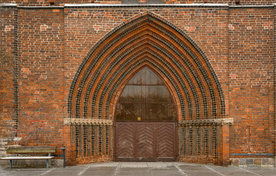 Pr&auml;chtiges Westportal der denkmalgesch&uuml;tzten gotischen "St.-Jacobi-Kirche" an der "Via Baltica" in der winterlichen Altstadt von Greifswald