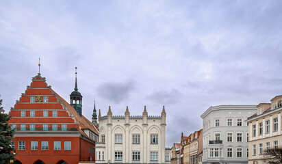 Barock überformtes gotisches Altstadtensemble mit Rathaus und Ziertürmchen am Marktplatz von Greifswald - Inschriften retuschiert
