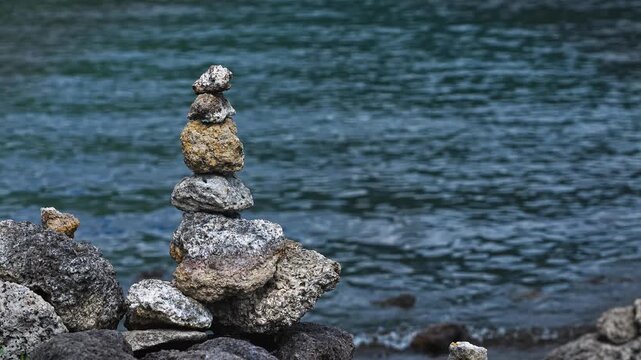 [8k to 4k] 観光客たちが残した河口湖の浜辺の石積みと懐かしい夏の情景