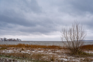 Blick vom winterlichen Ostseestrand in Eldena, einem Ortsteil von Greifswald, auf die 