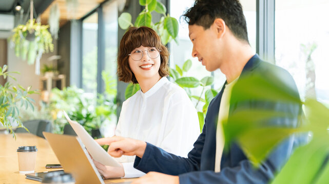 ミーティングをする男女2人のビジネスマン