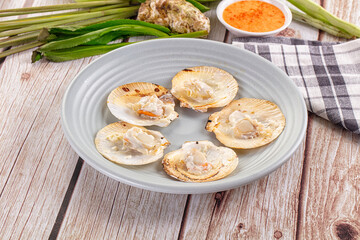 Grilled scallops with cream cheese