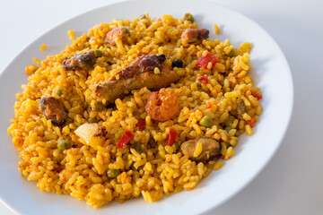 Paella con gamberetti e frutti di mare in piatto bianco