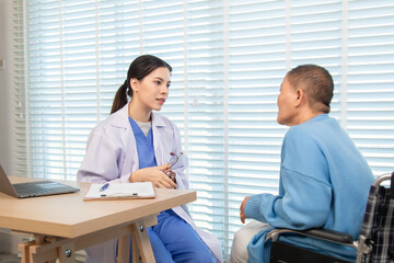 Obraz premium Elderly woman and caregiver or specialist nurse support kneels beside wheelchair, heartfelt conversation build trust communication while holding hands, boosting confidence recovery wellbeing in clinic