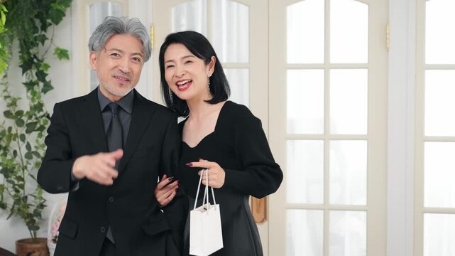 ショッピング、買い物、カップル、夫婦、紙袋、ショップ、店舗、プレゼント、ジュエリー、ブランド、日本人、男性、女性、男女、熟年、ミドルエイジ、中年、中高年、アクセサリー、笑顔、楽しい、デート、エントランス、歩く、同伴、インテリア、レストラン、高級感、スーツ、シニア、バッグ、仲良し、社長、経営者、モテる、イケおじ、ダンディー、おしゃれ、ファッション、美人、交際、愛情、結婚、浮気、お出かけ、寄り添う、パ