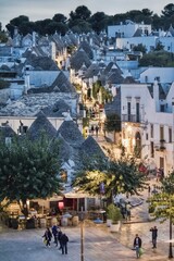 alberobello, italien - dächer der trullis im abendlicht