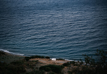 A caravan reminiscent of Breaking Bad is parked by the sea. Far from everyone and everything.