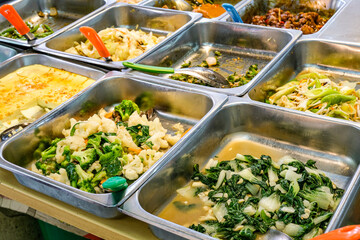 豊富な種類のおかずを選んで食べられるナシチャンプル
