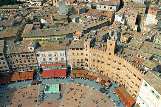 Stadt und  Piazza del  Campo  mit  Fonte Gaia   auf dem  Piazza del  Campo,  Siena,  Toskana, Italien