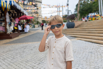 Obraz premium Family with children, visiting the Golden bridge with big golden hands holding it in Da Nang, Ba Ha Hills travel destination, Vietnam