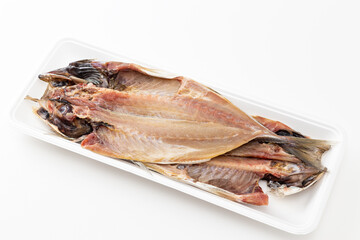プラスチックトレーに入った鯵の干物　白バック