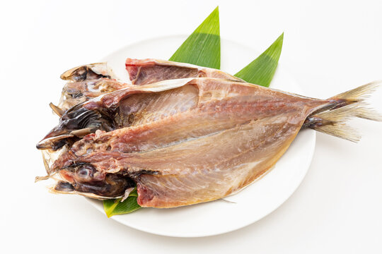 皿に乗ったあじの干物　白バック