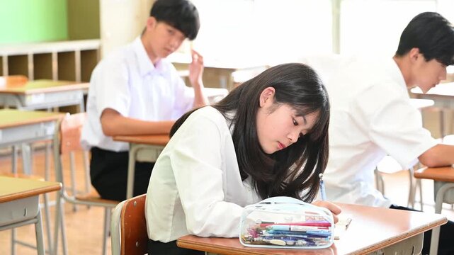 教室で授業を受ける生徒と先生　学習・教育・学校生活