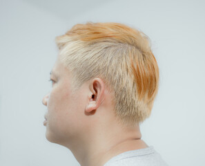 Obraz premium A man shows off different hair styles and thicknesses on the back, front and sides to emphasize the transformation of his hair.