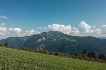 Obraz premium Aerial view of a mountain range featuring the highest peak in the area