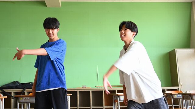 学校の教室でダンスの練習をする男子生徒　青春・学校生活のイメージ
