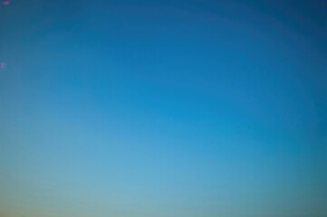 Obraz premium Bright blue sky without clouds, perfect for wallpaper and backgrounds, showcasing clear weather and a pleasant evening.