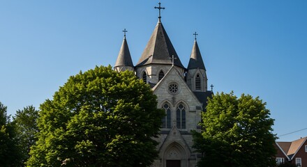 Fototapeta premium 青々とした木々と輝く陽光の中、荘厳な教会堂. AI Generated