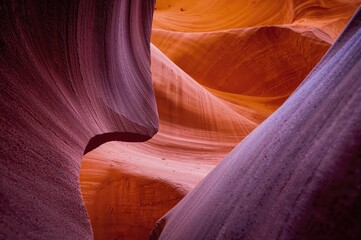 Obraz premium Close-Up View of Colorful Erosion Patterns in a Slot Canyon