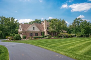 Fototapeta premium A beautiful front yard with a driveway leading to a house