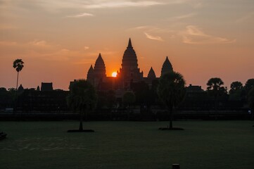 Obraz premium Stunning dawn over ancient Hindu temple showcasing exquisite architecture on a tropical island.