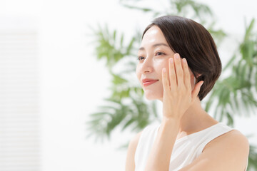 女性　スキンケア　ビューティー