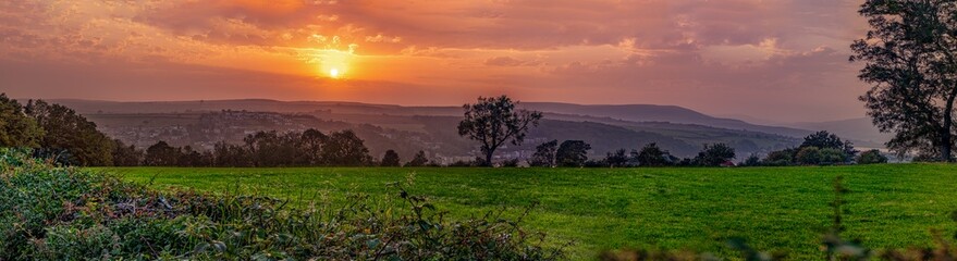 Sommerlicher Sonnenuntergang über Rothesay, Isle of Bute – warme Küstenlandschaft mit Blick auf...