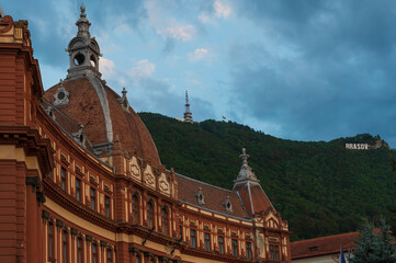 Rumunia i jej historyczna architektura Braszowa z widokiem na wzgórze Tampa i napis Brasov © smoku7979