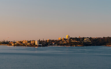 Obraz premium Dusk view of Sydney harbour coastline.