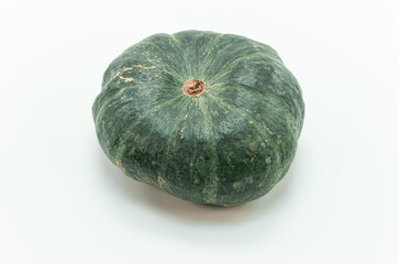 Immagine ravvicinata di zucca Mantovana matura su uno sfondo biaco