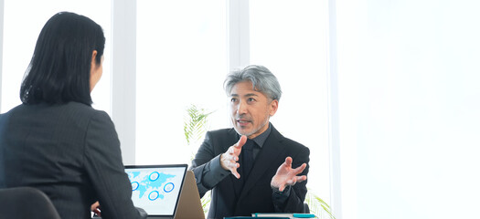 経営者、社長、シニア、ミドルエイジ、エグゼクティブ、経営、男性、日本人、商談、面談、コンサルティング、コンサルタント、アドバイザー、顧問、プランナー、仕事、融資、実業家、人材、オフィス、企業、会社、相談、コーチング、ビジネスシーン、交渉、説得、営業、提案、中年、ディスカッション、会議、ビジネスマン、ビジネス、ミーティング、打ち合わせ、中高年、上司、教育、研修、会話、説明、スーツ、コピースペース、シ