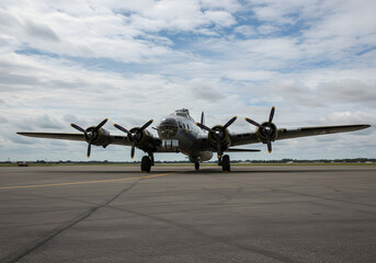 Fototapeta premium B 17 Flying Fortress on the Tarmac Against Cloudy Sky Backdrop