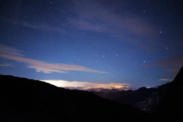 Nachthimmel über dem Refufe de la Valette im Nationalpark Vanoise in den französischen Alpen