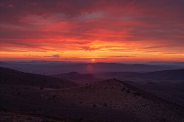 Naklejka premium Sunset viewed from a hilltop at dusk