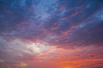 Obraz premium Breathtaking twilight with clouds stretching over the skyline. The atmosphere displays a vivid natural backdrop of hues and patterns. Ominous clouds suggest impending downpour.
